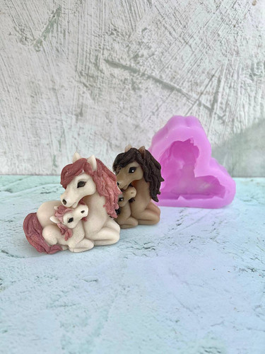 قالب سیلیکونی اسب مادر و بچه پشت تخت